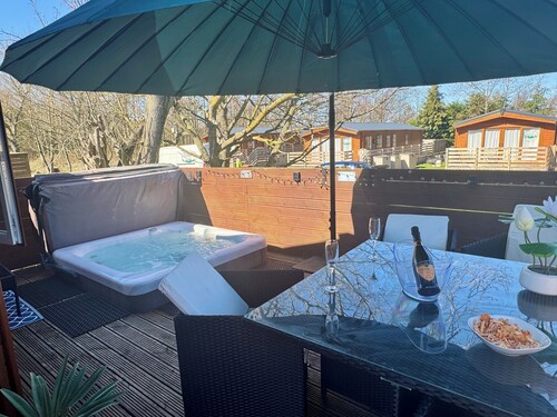 Patricia's Lodge, luxury lodge with private hot tub, Felmoor Park
