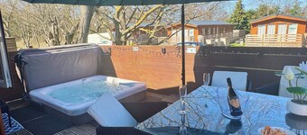 Patricia's Lodge, luxury lodge with private hot tub, Felmoor Park
