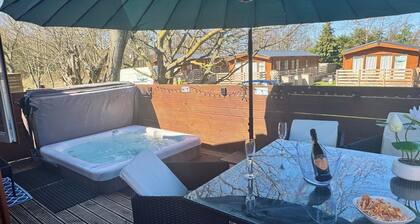 Patricia's Lodge, luxury lodge with private hot tub, Felmoor Park