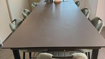 Deluxe-Apartment, Bergblick | Speisen