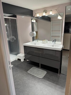 Deluxe Apartment, Mountain View | Bathroom - Résidence du Champ Lamet (Pont-du-Château)