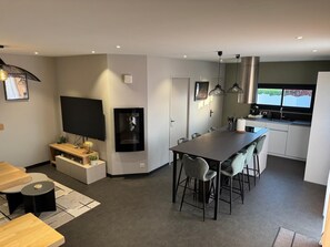 Deluxe Apartment, Mountain View | Dining - Résidence du Champ Lamet (Pont-du-Château)