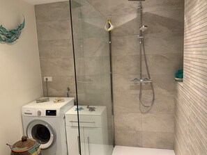 Shower, hair dryer, towels, soap - Very large apartment in the heart of Annecy (Annecy)