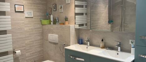 Dusche, Haartrockner, Handtücher, Seife