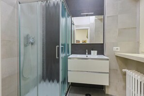 Dusche, Handtücher, Shampoo, Toilettenpapier