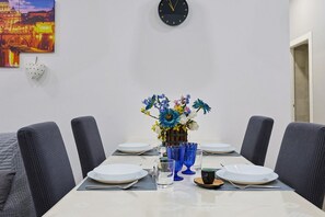 Dining - Loving Sweet Roma by Rentbeat (Roma)