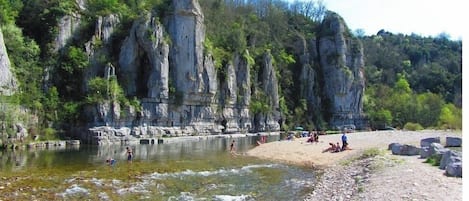 Plage à proximité, chaises longues