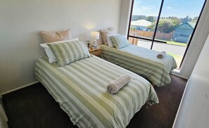 3 bedrooms, iron/ironing board, WiFi, bed sheets - Jimmara Sands: Central home close to shops and beach (Warrnambool)