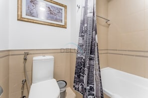 Douche, sèche-cheveux, bidet, serviettes fournies