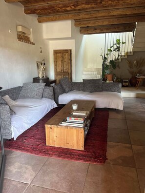 المنشأة من الداخل