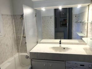 Douche, sèche-cheveux, serviettes fournies