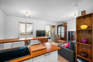 Interior - Beautiful 2-Bedroom Apartment in Green Estate with Shared Pool, Balcony & Wi-Fi (Six-Fours-les-Plages)