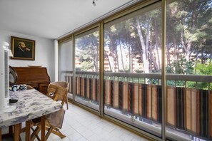 Dining - Beautiful 2-Bedroom Apartment in Green Estate with Shared Pool, Balcony & Wi-Fi (Six-Fours-les-Plages)