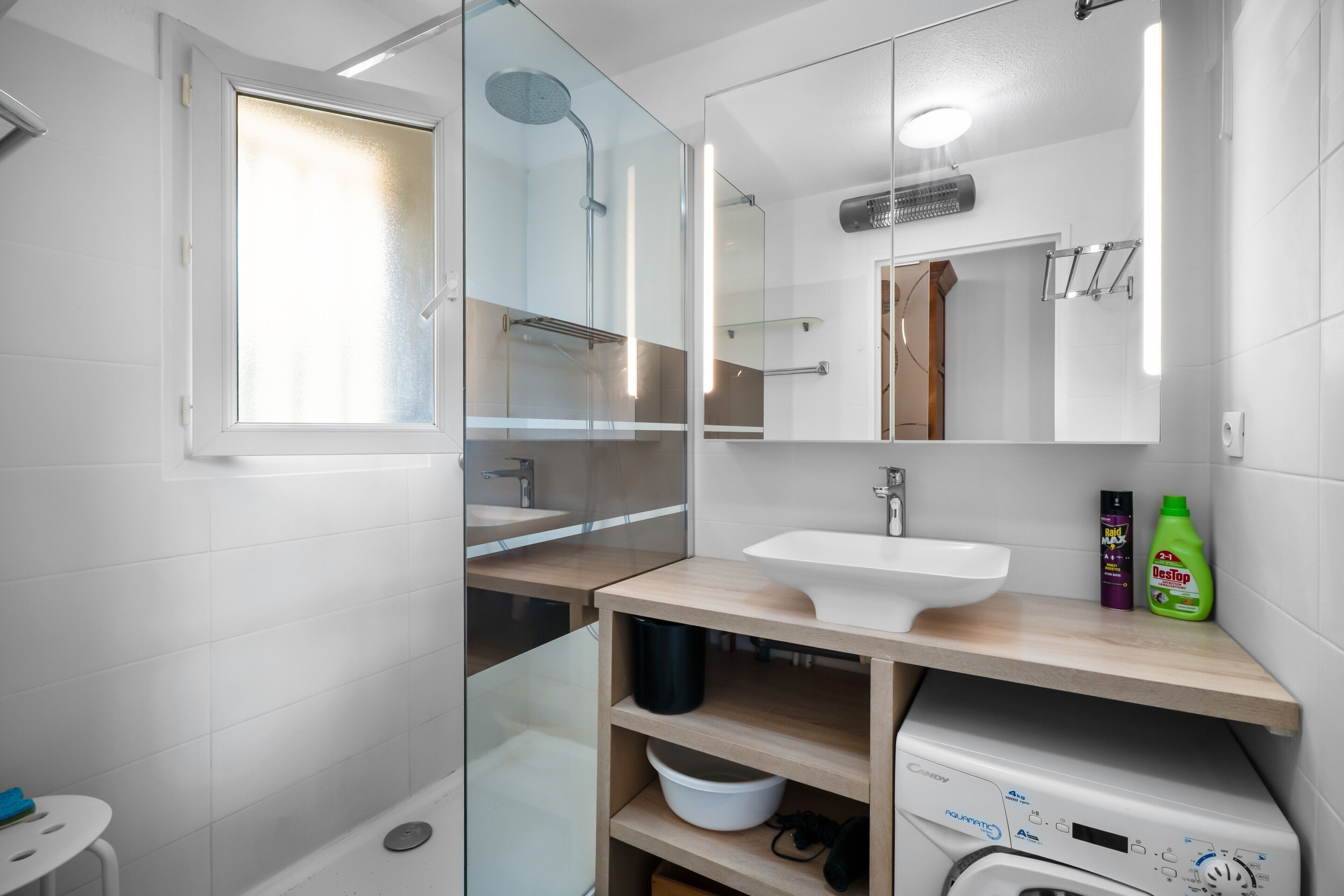 Shower, hair dryer, towels