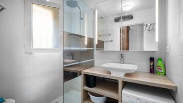 Shower, hair dryer, towels