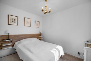 Iron/ironing board, WiFi - Beautiful 2-Bedroom Apartment in Green Estate with Shared Pool, Balcony & Wi-Fi (Six-Fours-les-Plages)