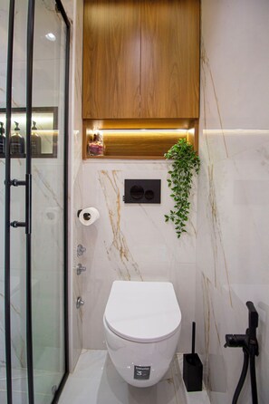 Shower, hair dryer, towels, soap - Luxury & Elegance  Apartment in Val Fleuri (Tanger)