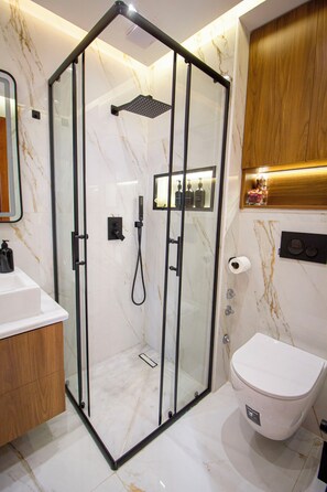 Shower, hair dryer, towels, soap - Luxury & Elegance  Apartment in Val Fleuri (Tanger)