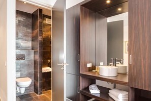 Phòng đôi phong cách cổ điển, ban công, quang cảnh biển | Phòng tắm