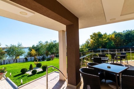 Outdoor dining. RESIDENCE RIVERSIDE GALATI