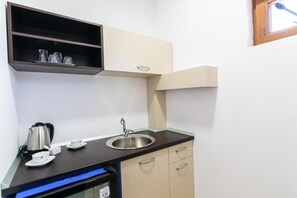 Estudio Deluxe, patio, vistas al río | Cocina privada