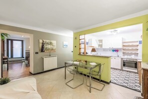 Eine moderne Wohnung mit Essbereich, Küche und Wohnraum.