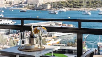 Apartemen Comfort, pemandangan laut | Tempat makan outdoor