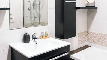 Apartemen Comfort, pemandangan laut | Kamar mandi