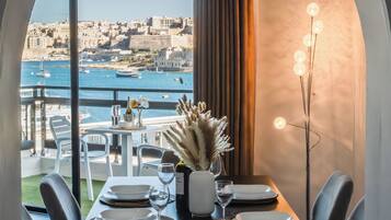 Apartemen Comfort, pemandangan laut | Tempat makan