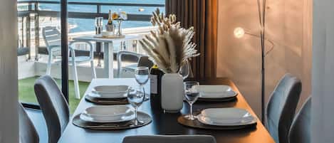 Comfort Apartment, Sea View | Dining