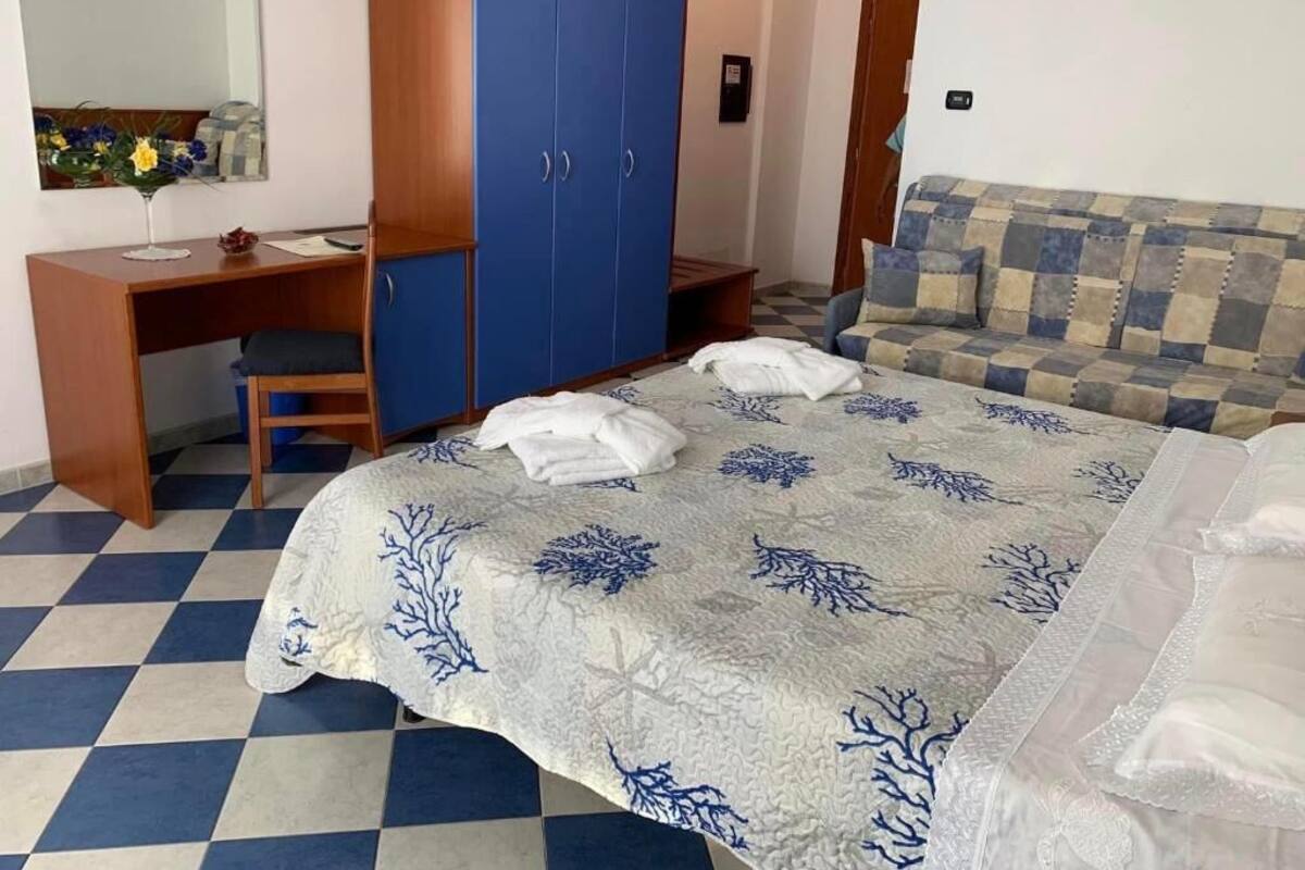 クラシック トリプルルーム バルコニー コートヤードビュー