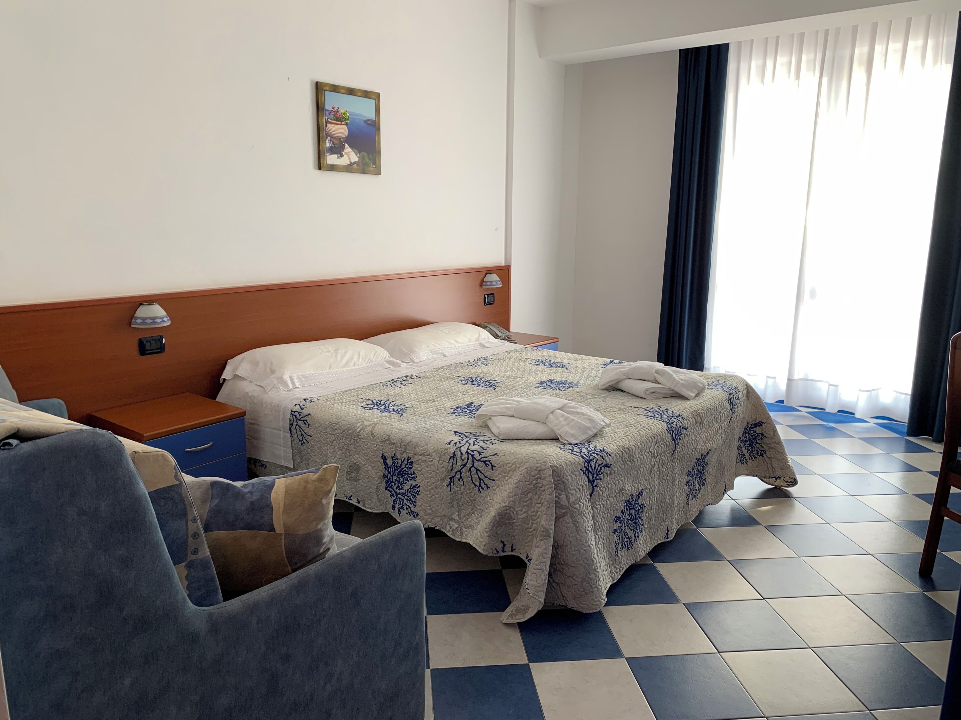 Quarto triplo, sacada, vista para o pátio