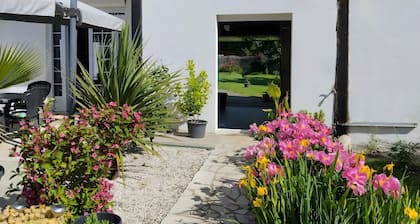 Gästezimmer „Chambre Bleue“ mit gemeinsamem Garten, WLAN und Klimaanlage