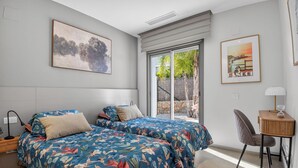 A bedroom with two beds, a desk, and a chair. - Villa PinkBirdie de Luxe. Frontline Golf Las Colinas Piscine Rooftop Bali Lounge (Dehesa de Campoamor)
