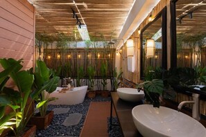 Bathroom - Near Bui Vien Tropical Outdoor Bath (Ho Chi Minh)