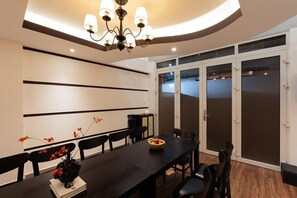 Dining - Near Bui Vien Tropical Outdoor Bath (Ho Chi Minh)