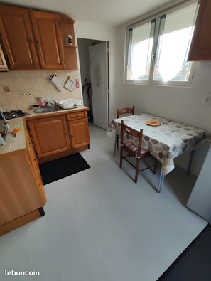 Private kitchen - Gîte "Hortensia" with Private Terrace, Private Garden, and Wi-Fi (Val de Virvée)