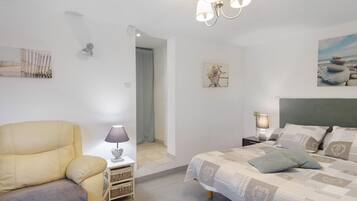Iron/ironing board, WiFi, bed sheets