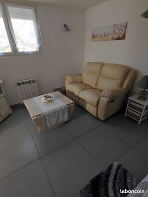 Living area - Gîte "Hortensia" with Private Terrace, Private Garden, and Wi-Fi (Val de Virvée)