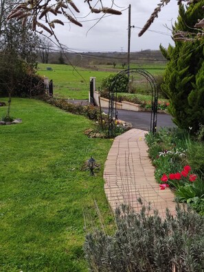 Property grounds - Gîte "Hortensia" with Private Terrace, Private Garden, and Wi-Fi (Val de Virvée)