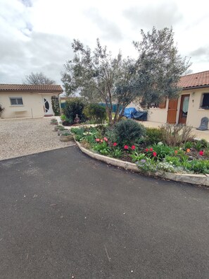 Exterior - Gîte "Hortensia" with Private Terrace, Private Garden, and Wi-Fi (Val de Virvée)