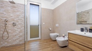 Shower, hair dryer, towels - Villa Pinus by Villas Guide (Crvar)