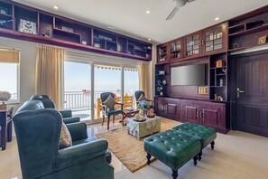 Flat-screen TV - ELIVAAS 3BHK Plus Attic Cliffside Villa (Kasauli)