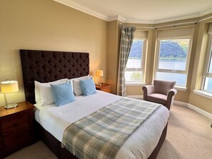 Iron/ironing board, WiFi, bed sheets - Apartment 3 Lochside with Balcony (Onich)
