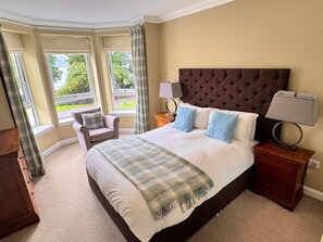 Iron/ironing board, WiFi, bed sheets - Apartment 1 Lochside with Balcony (Onich by Fort William)