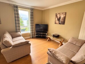 TV - Apartment 2 Lochside with Balcony (Onich)