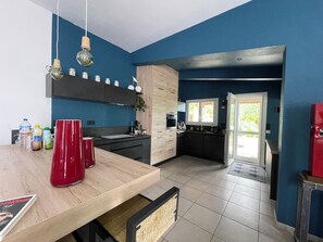 Private kitchen - Bed and breakfast in the south of France (Entre-Vignes)
