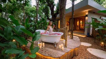 Deluxe Villa, Garden View | Living area