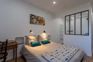 Iron/ironing board, WiFi, bed sheets