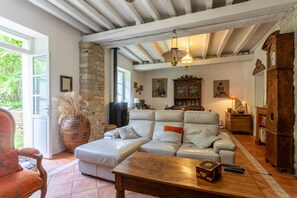 TV - Charming 3-Star Home Between Landes and the Basque Country (Sainte-Marie-de-Gosse)